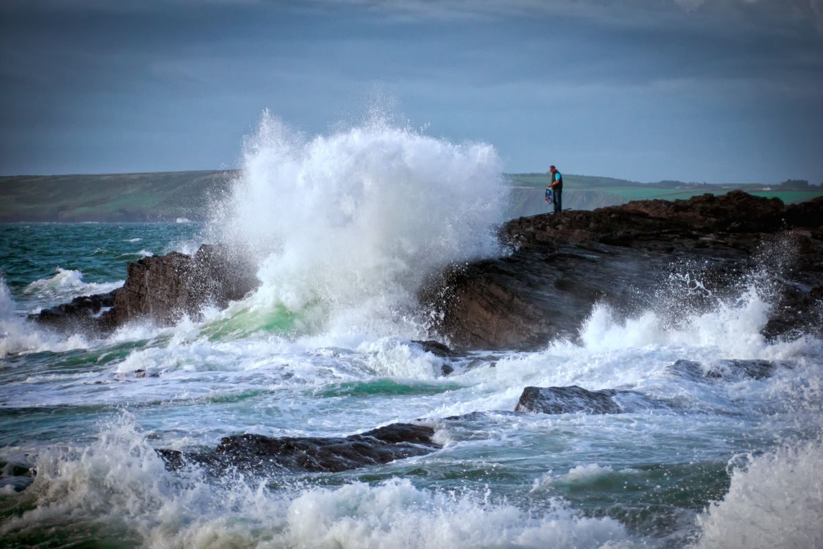 Sur les côtes du comté de Wexford en Irlande un pêcheur s'aventure un peu trop près du bord. Au même une vague à la forme d'une tête de chien viens frapper le rocher, comme si elle voulait morde le pêcheur.
