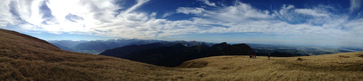 Das Bild zeigt ein Panorama auf der Pilatuskette mit Blick Richtung Entlebuch