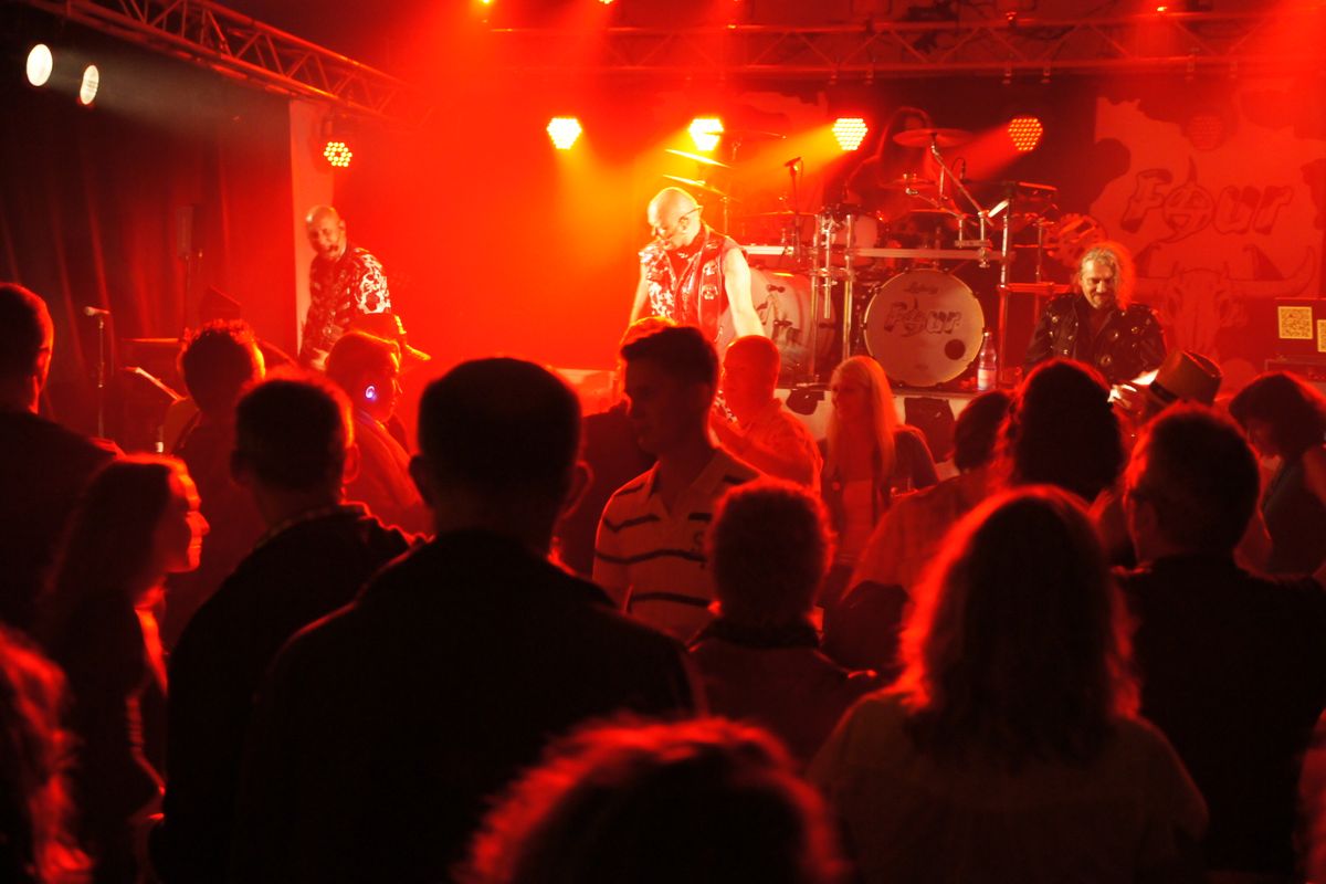 Tolle Stimmung im Festzelt beim Dorfgemeinschaftsfest 2013