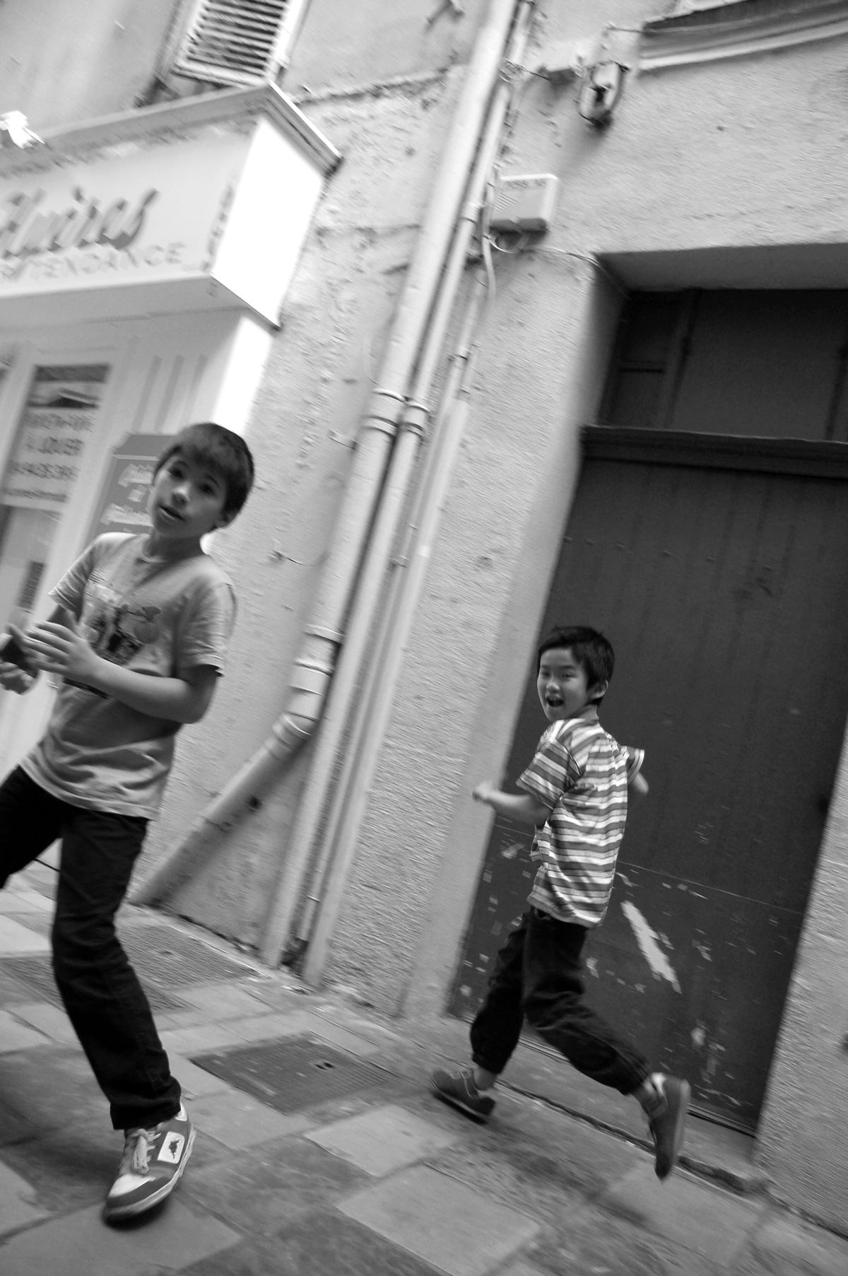 Children playing in Hyeres street