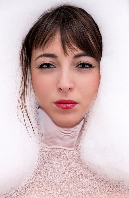 ROUGE N°8 – PAILLETTES – LÈVRES  POUPÉE – BLANC – COULEUR -  MATIN  EAU – GOUTTE – BULLES – REFLET  REGARD  – BUSTE – FEMME – MOUSSE   INSPIRATION – PHOTOGRAPHE « ELLE »  by Pablo