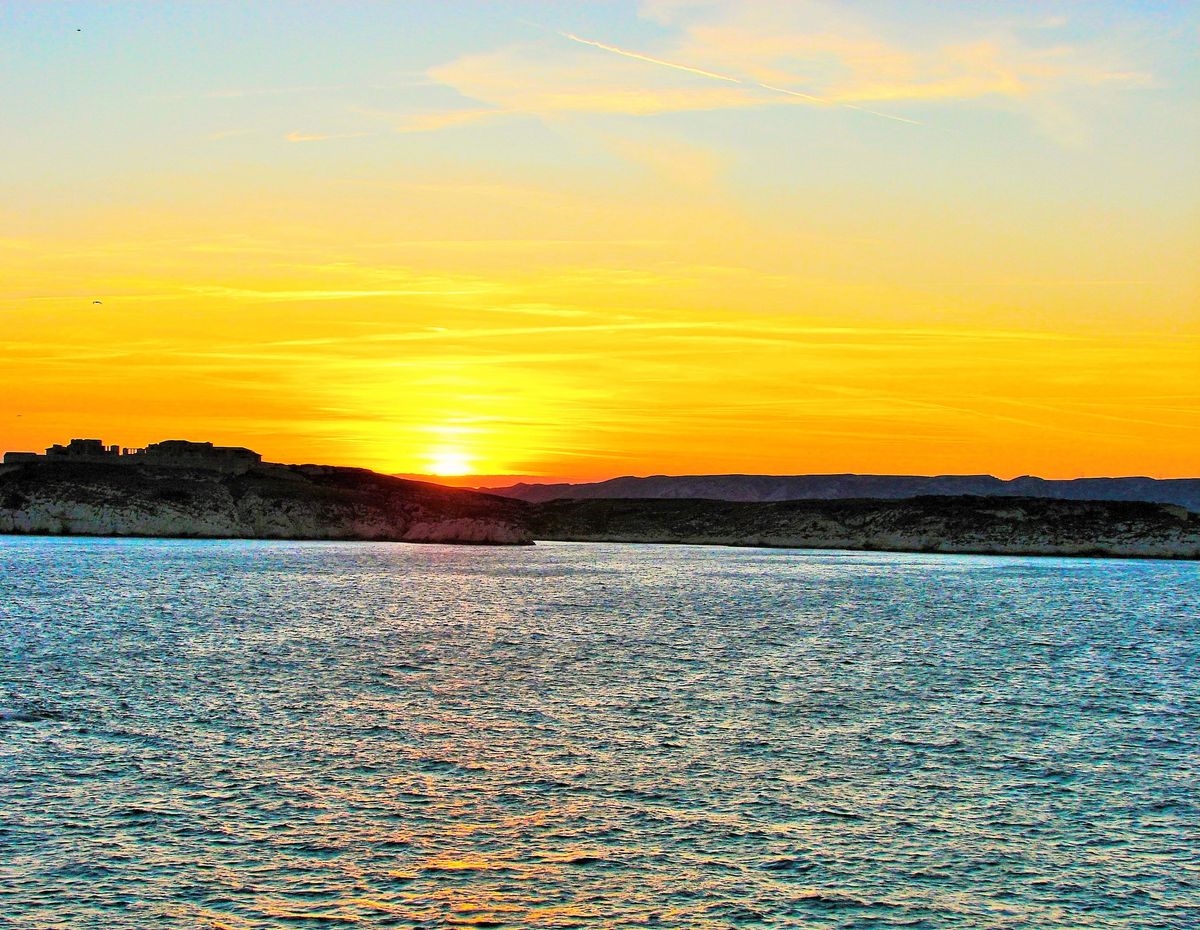 soleil  a l'aube sur fond de mer