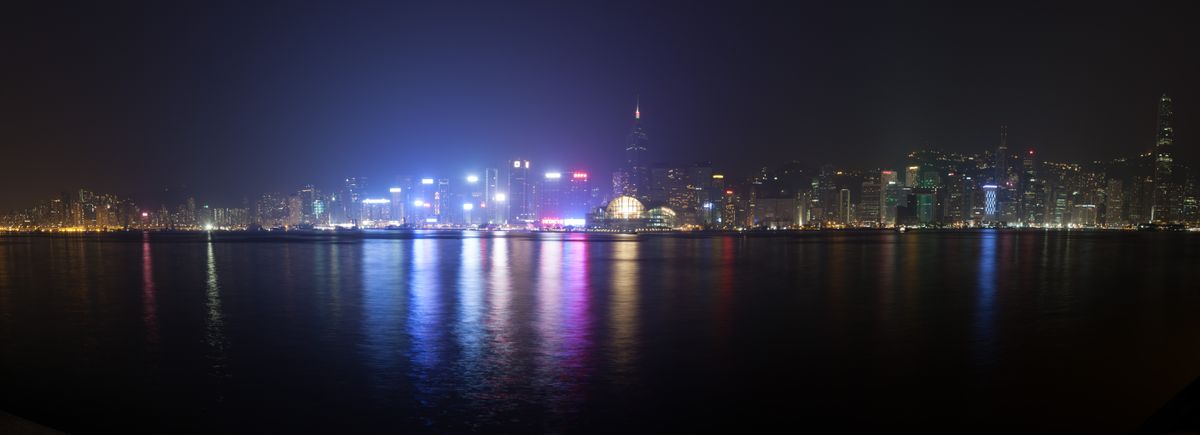 La vue nocturne sur l'île de Hong Kong depuis Avenue of Stars est une merveille.