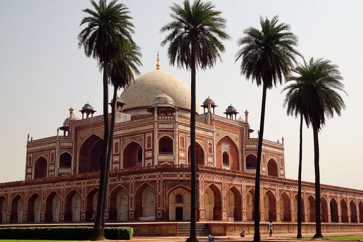 Le jardin funéraire d’Humayun est aussi qualifié de « nécropole des Moghols » car c’est dans les cellules que reposent plus de 150 membres de la famille régnante moghole.
L’emplacement du tombeau est d’une extrême importance sur le plan archéologique, puisqu’il se trouve dans le sanctuaire du saint du soufisme du XIVe siècle, Hazrat Nizamuddin Auliya. Comme il est de bon augure d’être inhumé près de la tombe d’un saint, sept siècles d’architecture funéraire ont fait de ce lieu l’ensemble le plus dense de ce type de constructions islamiques médiévales en Inde.