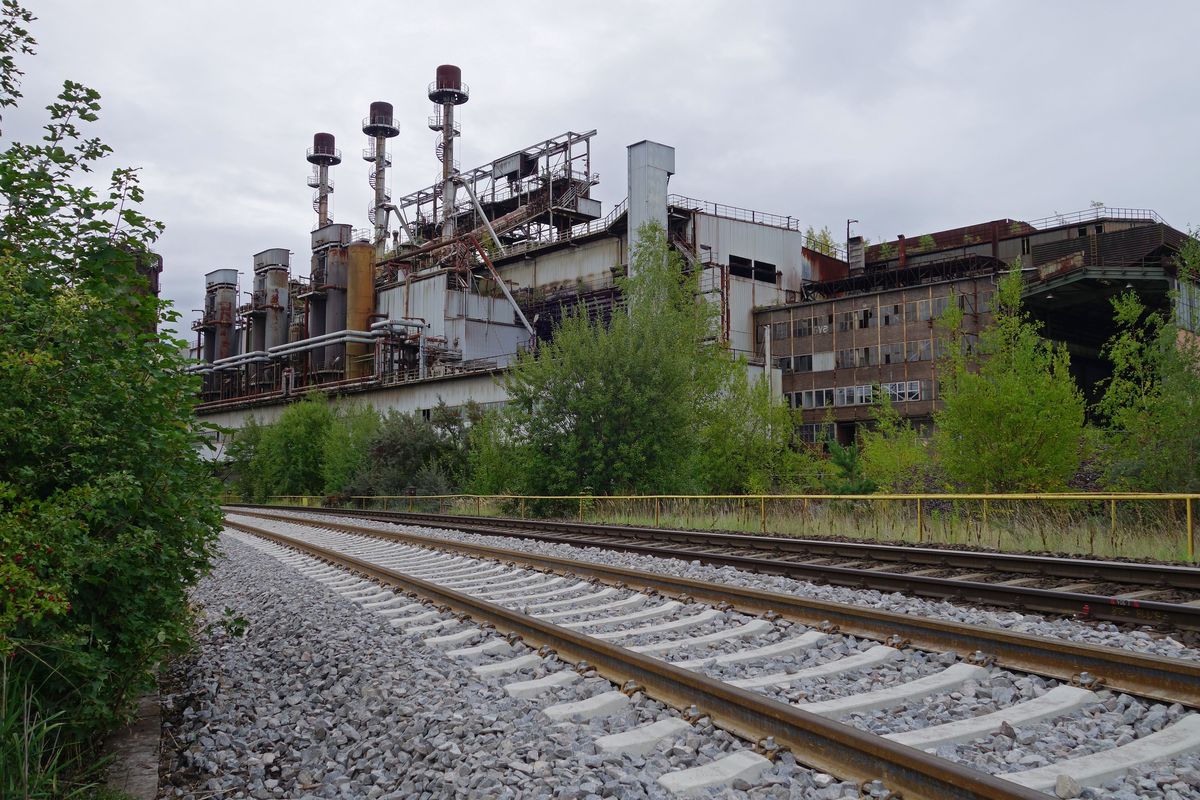 Die Maxhütte in Sulzbach-Rosenberg, Oberpfalz, Bayern, stillgelegt 2002, in Teilen bereits abgebaut, ein für Bayern einzigartiges Industriedenkmal, dessen Zukunft ungewiss ist. Betreten der Anlage ist inzwischen leider nicht mehr möglich, wäre aber sehr fotogen. Die Fotos erheben keinen Anspruch auf besondere Schönheit, sind eher dokumentarisch. Vielleicht interessiert das ja doch jemand?