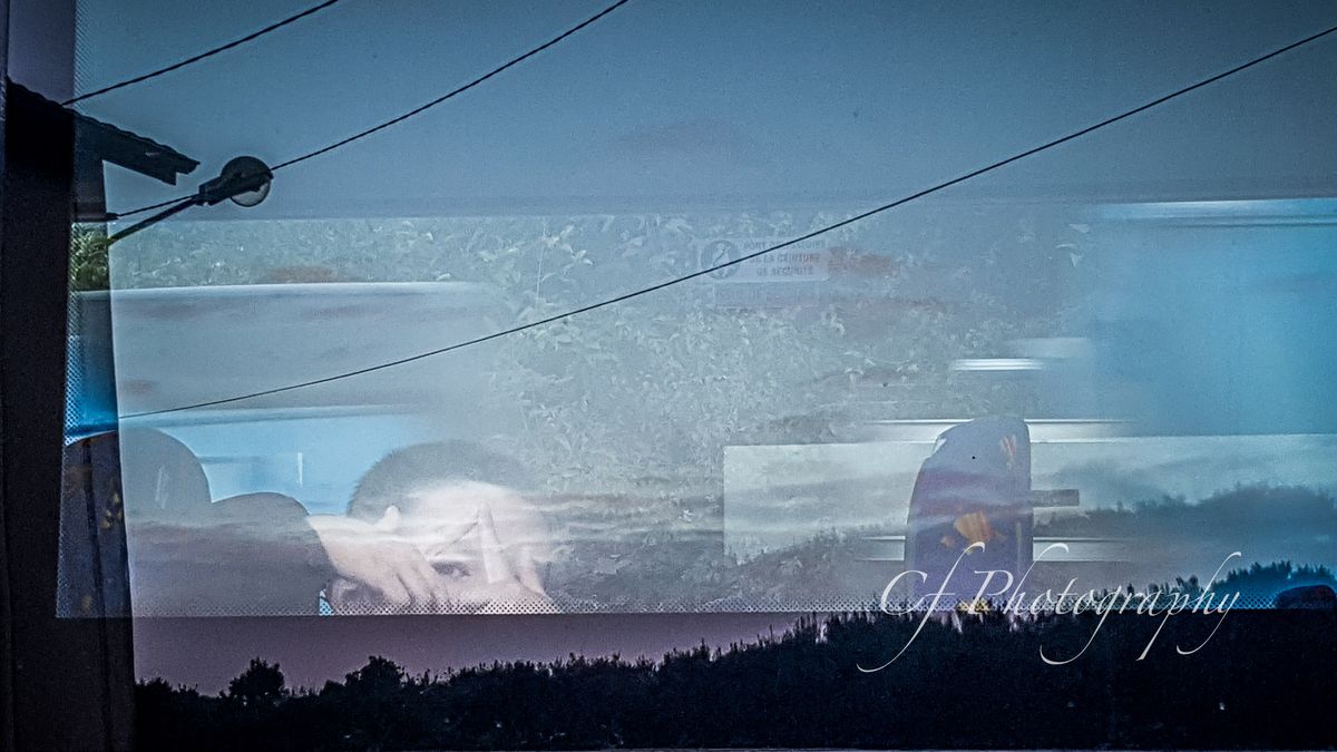 Un enfant dans un bus