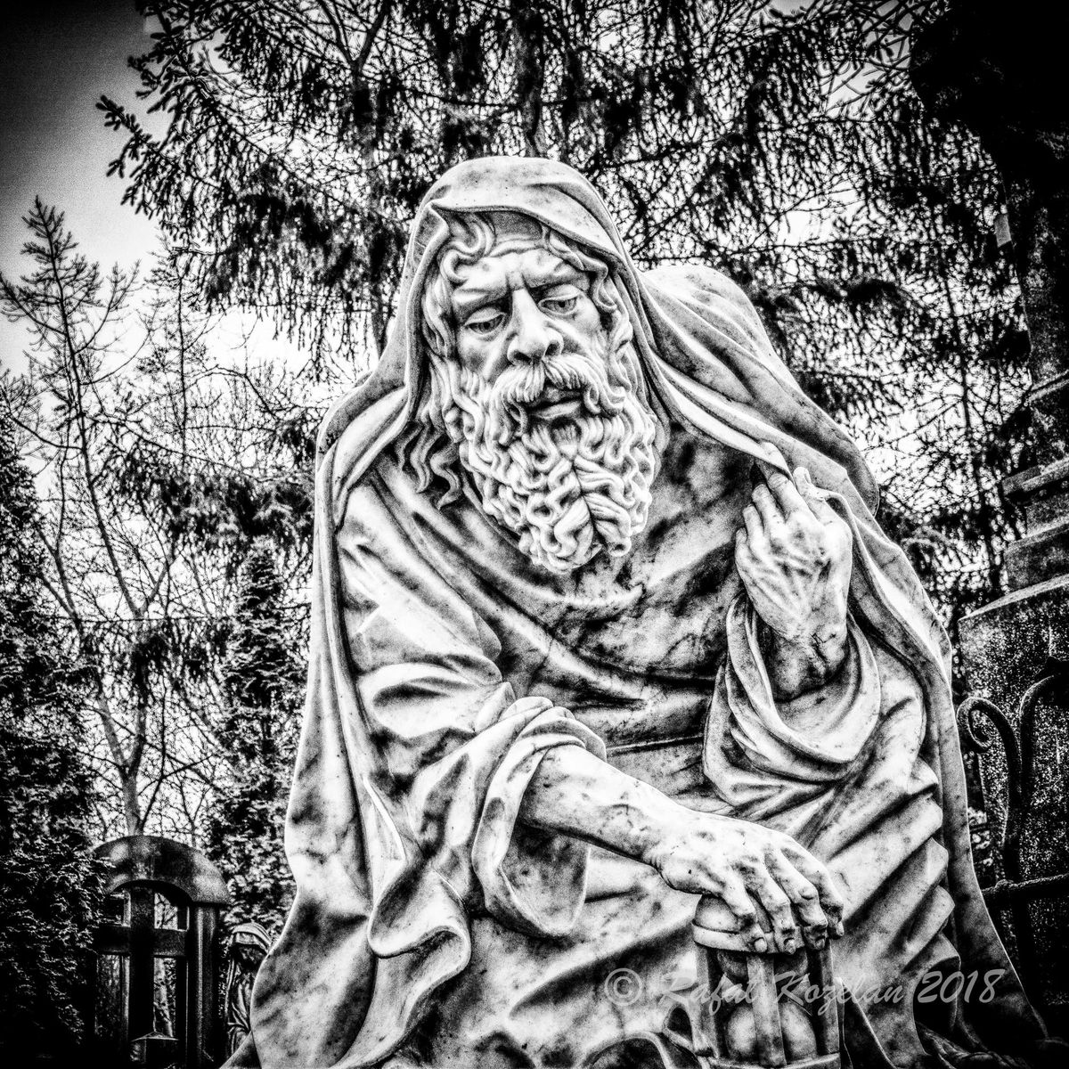 Czas i jego upływanie. Na zdjęciu Chronos mitologiczny bóg czasu. Zdjęcie przedstawia rzeźbę  Wojciecha Chmiela z warszawskich Powązek.