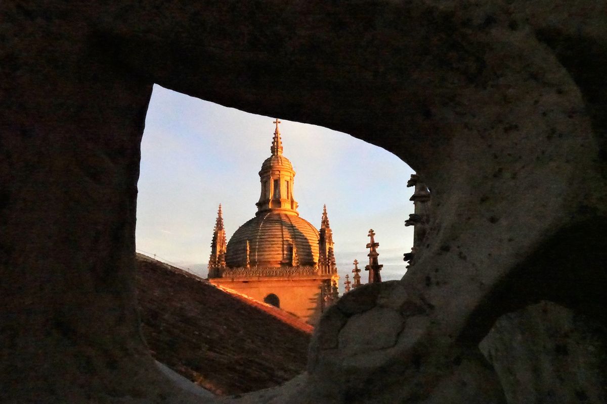 Cimborrio de la Catedral de Segovia a través de la s decoraciones en piedra