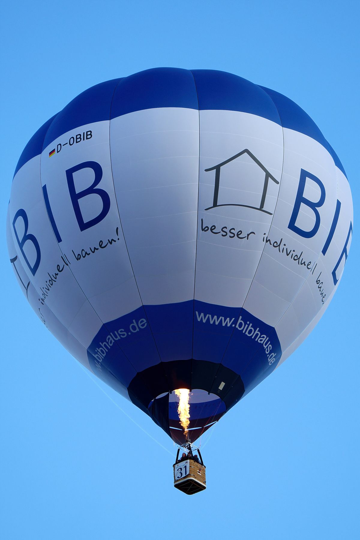 Start eines Heißluftballons, Lokation : 8. Halverder Ballon-Festival 2022 EXIF : ILCE-1 v1.31, FE 200-600mm, Belichtungsprogramm: S, Verschlusszeit: 1/640s. Blende F: 6,3, Brennweite: 220mm, ISO 250, Freihand Aufnahmetechnik