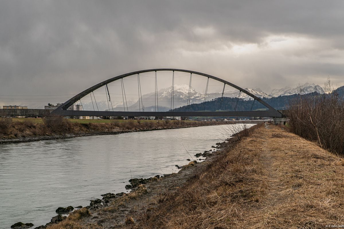 Rhein bei St. Margrethen, Schweiz, Eisenbahnbrücke Verbindung Schweiz-Österreich, im HG Hoher Kasten, Alpstein