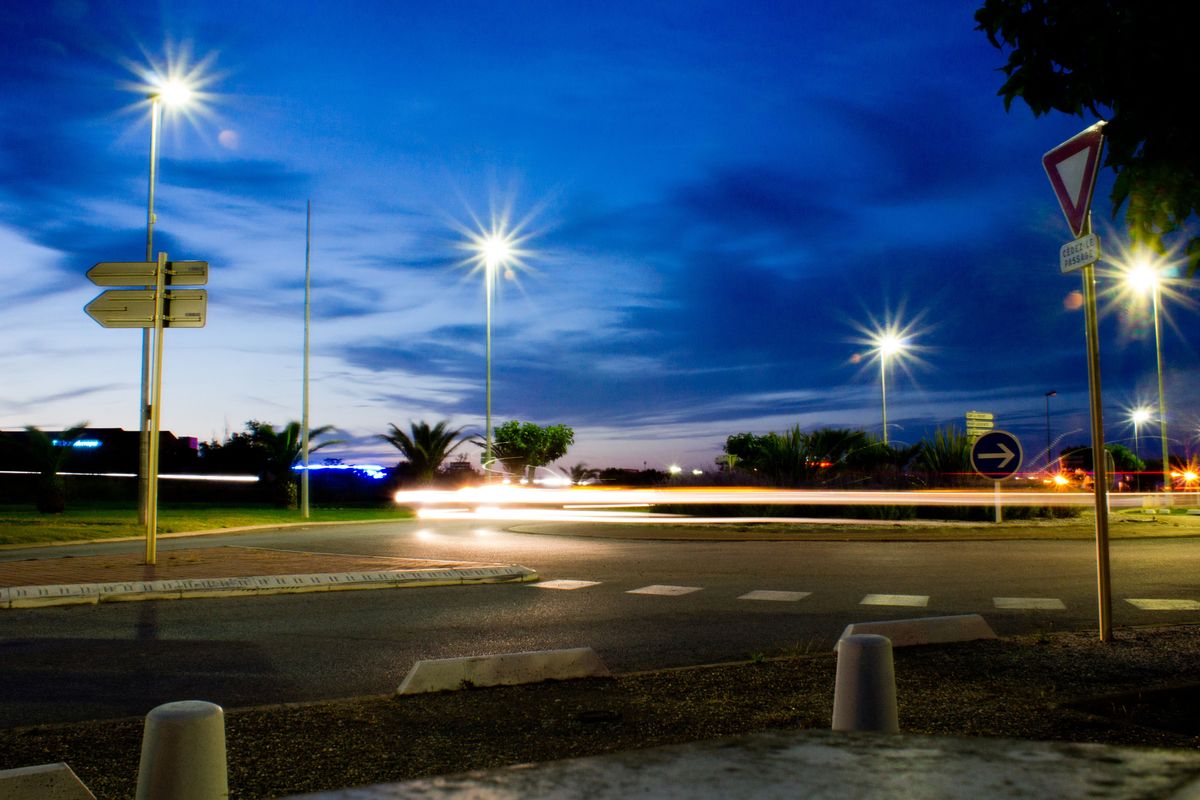 rond point à la tombée de la nuit